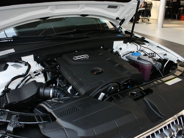 奥迪(进口) 40 tfsi 发动机主体特写