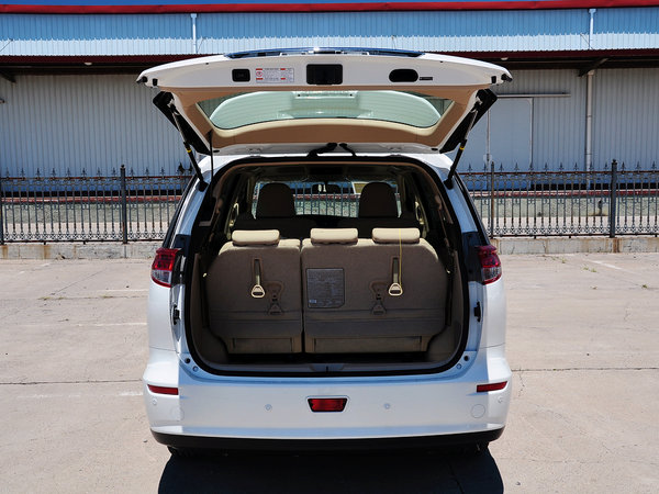 4l cvt 后备箱整体特写