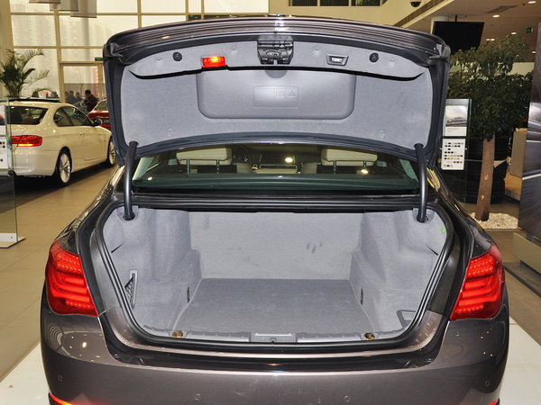 0l 后备箱局部特写