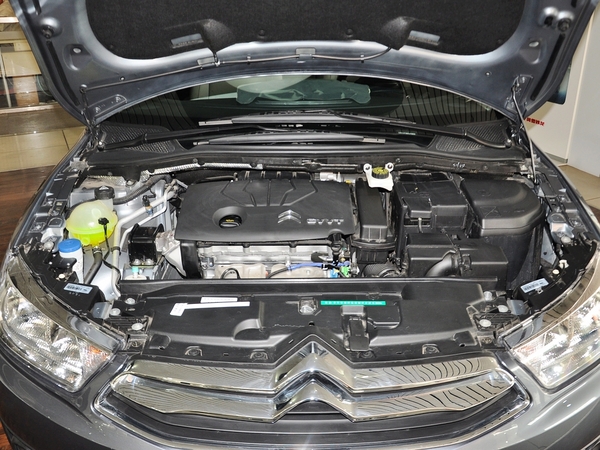 东风雪铁龙  三厢 1.6l 自动 发动机局部特写