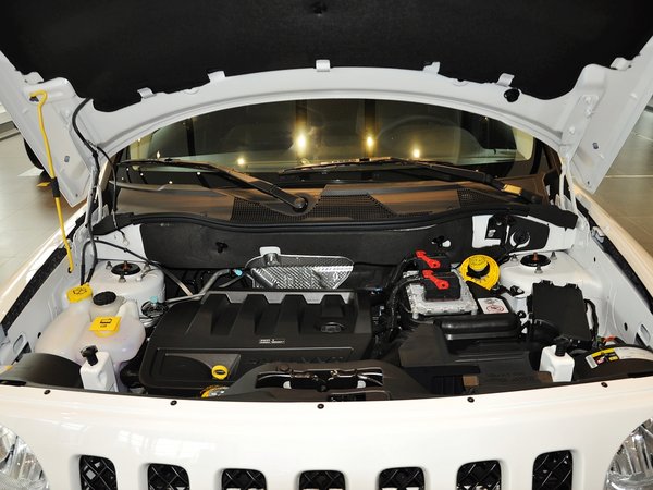 jeep  2.4l 自动 发动机局部特写