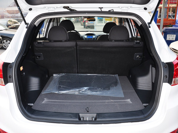 0l 自动 后备箱局部特写