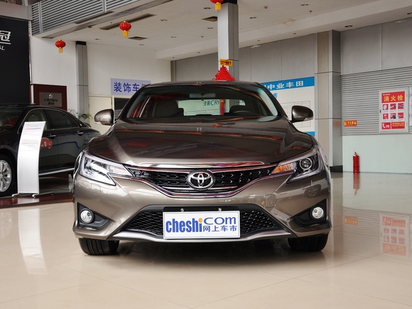 一汽丰田 2.5v 自动 车头正面视角