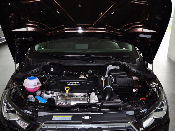 奥迪(进口) 30 tfsi 发动机局部特写
