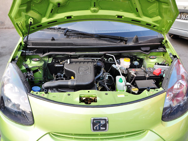 众泰1.0l 手动 发动机局部特写