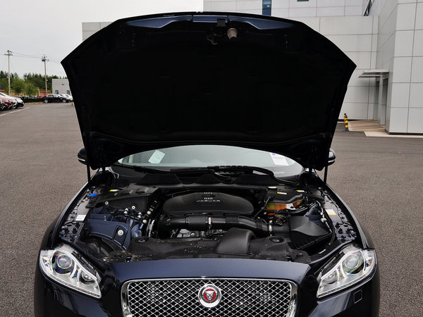 捷豹  2.0t 发动机局部特写