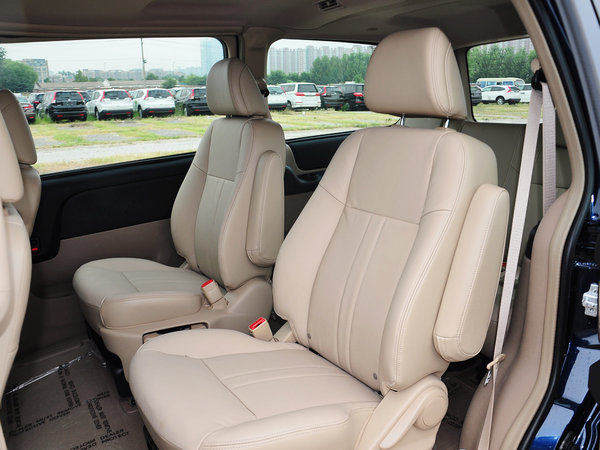 4l 自动 第二排座椅45度视角