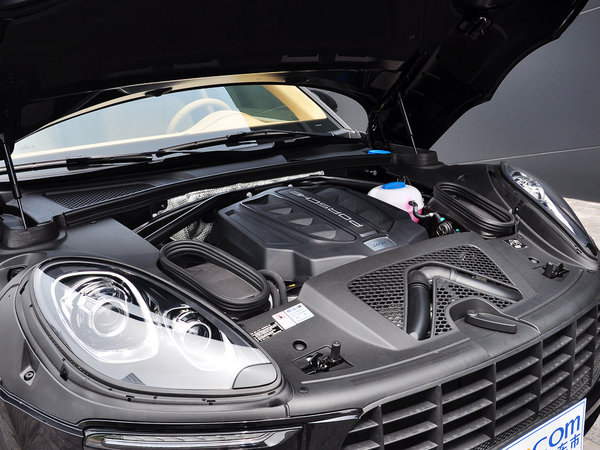 保时捷  macan 发动机主体特写