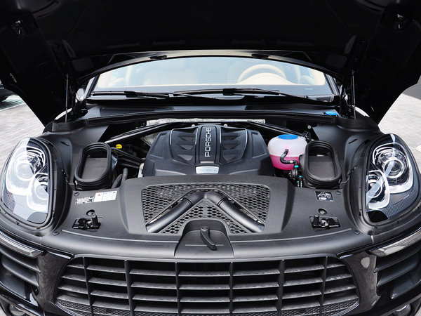 保时捷  macan 发动机局部特写