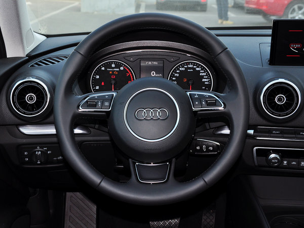 一汽奥迪  sportback 35tfsi 方向盘整体