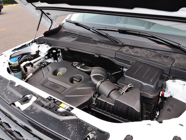 路虎  2.0t 发动机主体特写