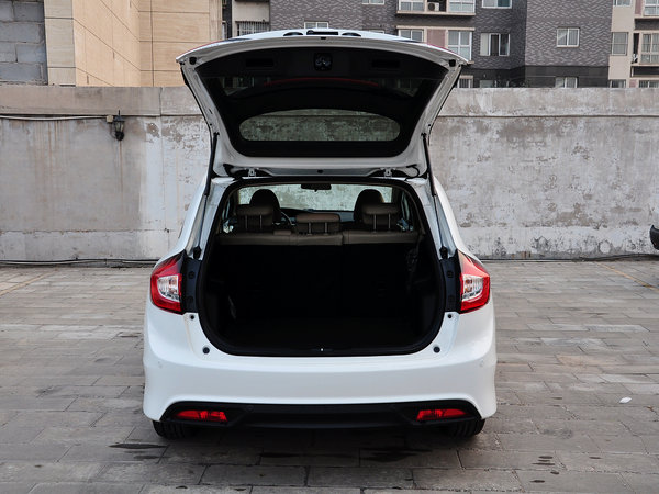 东风本田 1.8l 自动 后备箱整体特写