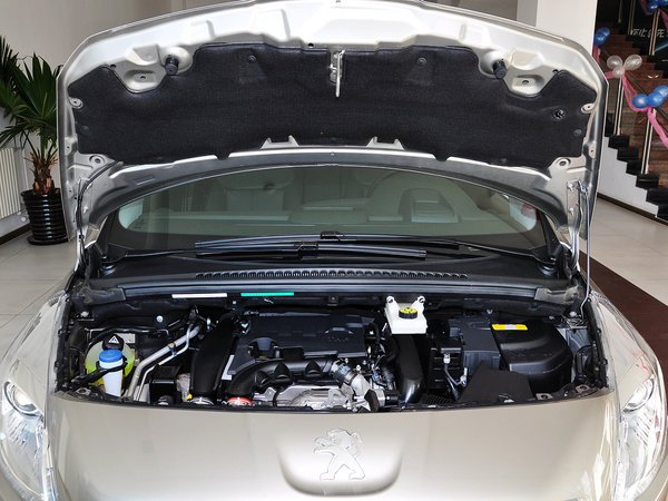 东风标致 1.6thp 自动 发动机局部特写