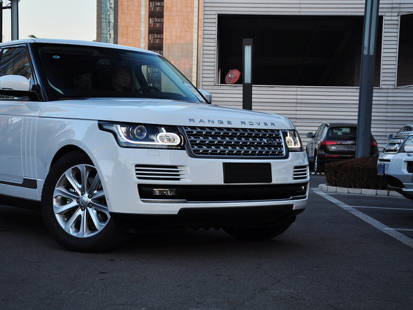 路虎  3.0 v6 车辆车头部分特写