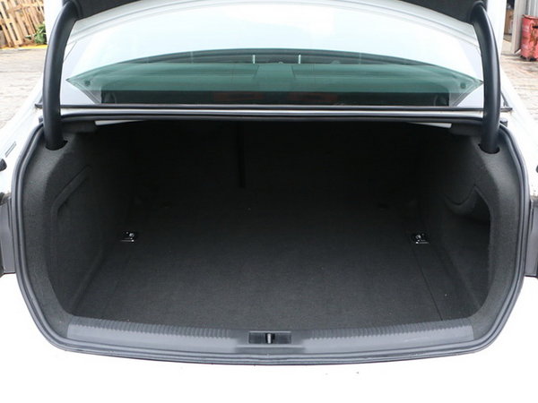 一汽奥迪  45 tfsi quattro 后备箱