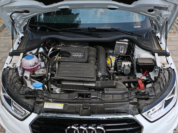 奥迪(进口)  30tfsi 发动机舱