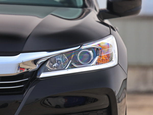 0l 车辆左前大灯正视图