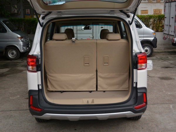 上汽通用五菱  1.5l 后备箱