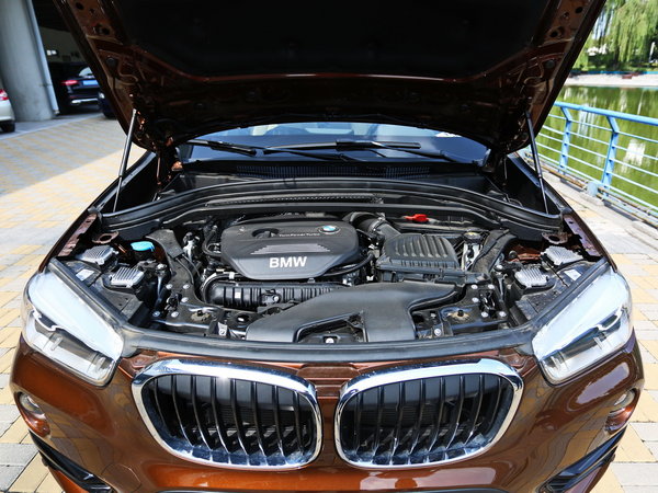 动力方面:全新x1搭载1.5t三缸和2.0t四缸涡轮增压汽油发动机.