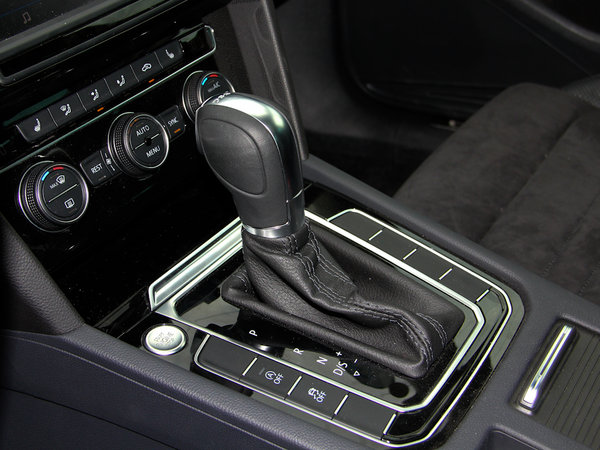 大众迈腾优惠降6万保险赔偿一条龙服务