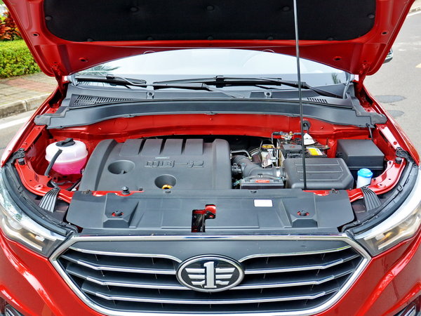 一汽奔腾  1.6l 发动机舱