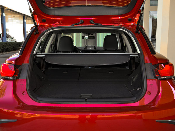 雷克萨斯  ct200h 舒适版 后备箱