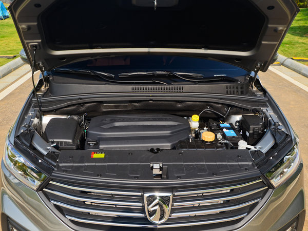 宝骏汽车  1.5l 发动机舱