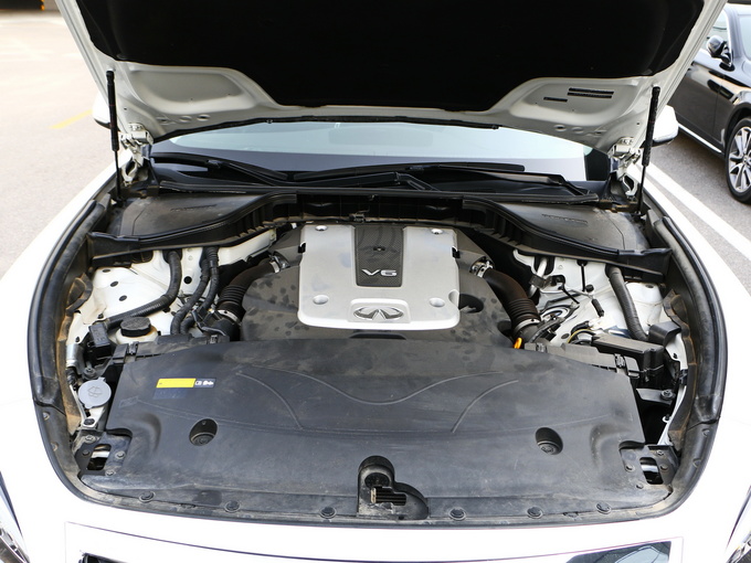 英菲尼迪  q70l 发动机舱
