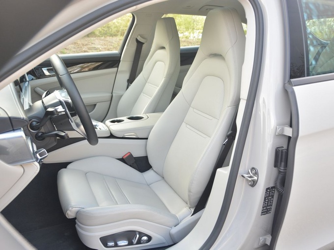 保时捷  panamera 4 sport turismo 前排座椅