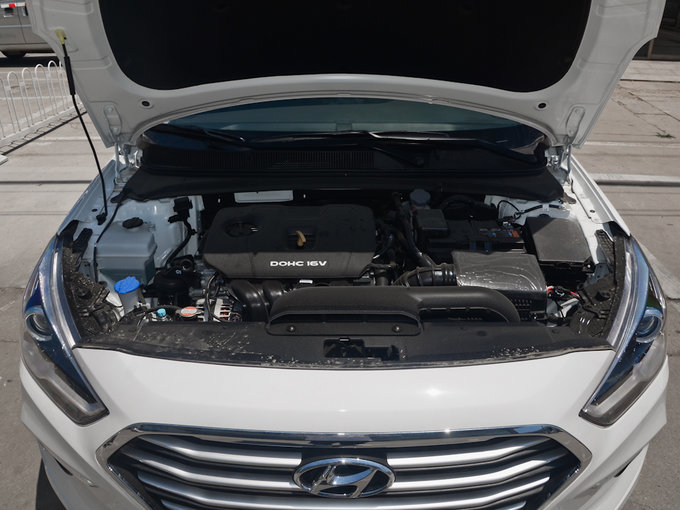 北京现代  1.8l 发动机舱