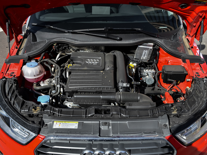 奥迪(进口)  30 tfsi 发动机舱
