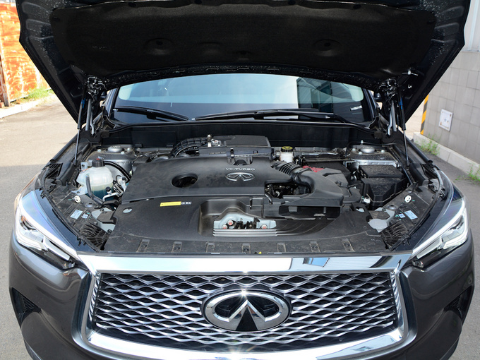 东风英菲尼迪  2.0t 发动机舱