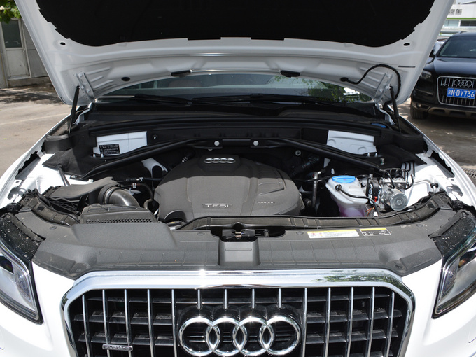 一汽奥迪  典藏版 40 tfsi 发动机舱