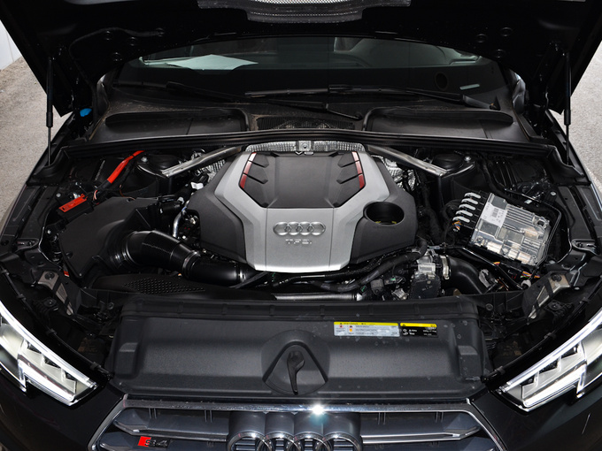 奥迪(进口)  s4 3.0tfsi 发动机舱