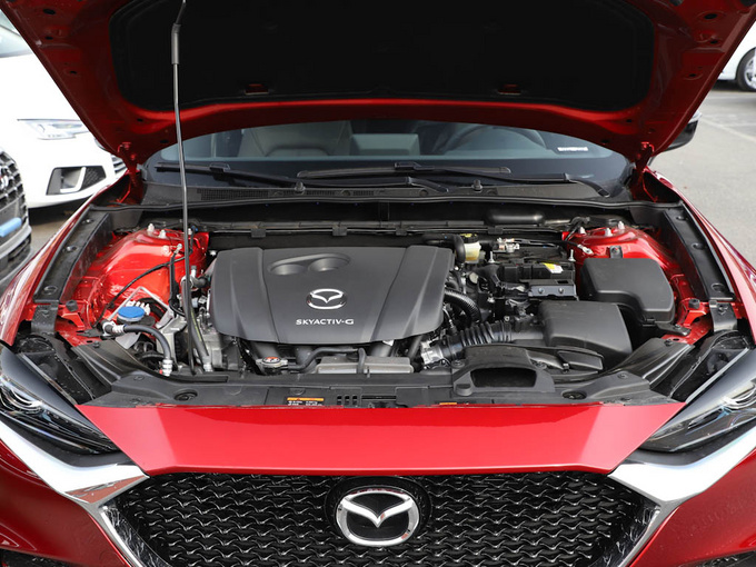 一汽马自达  2.0l 发动机舱