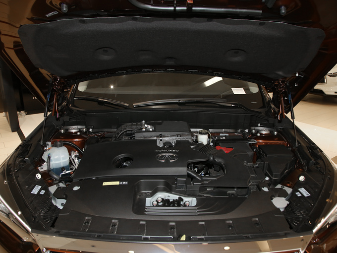 东风英菲尼迪  2.0t 发动机舱