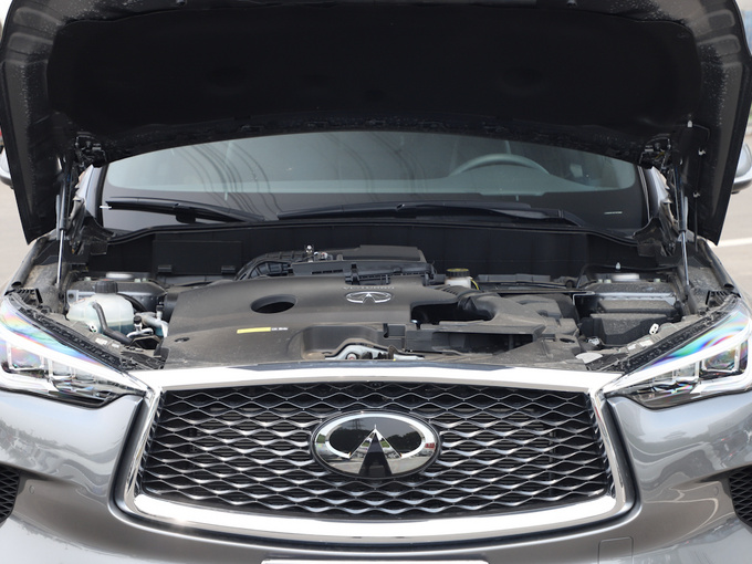 东风英菲尼迪  2.0t 发动机舱