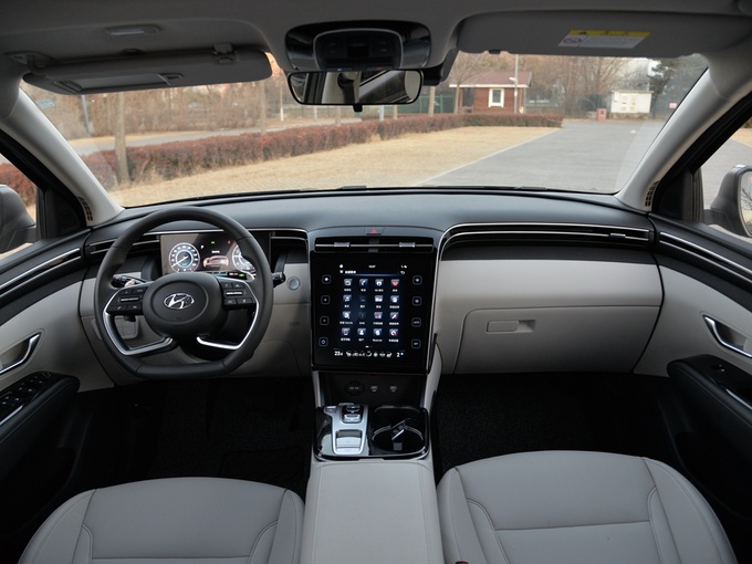 北京现代  途胜l 2.0l 大中控全景