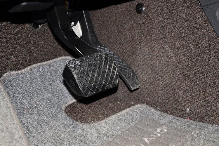 油门脚踏板特写