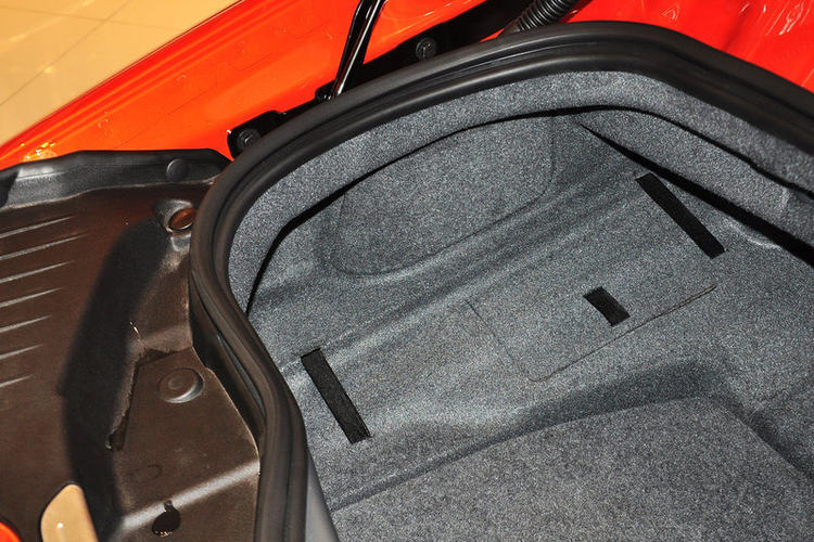 后备箱左侧功能特写