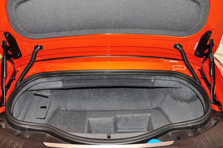 后备箱局部特写