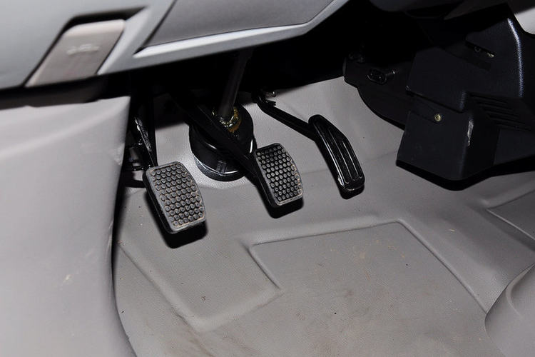 油门脚踏板特写