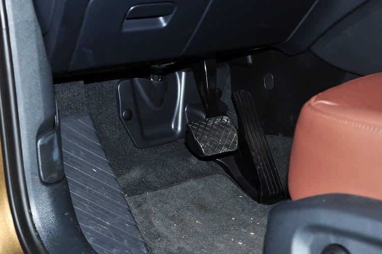 油门脚踏板特写