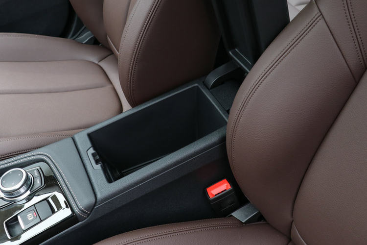 前排中央扶手箱