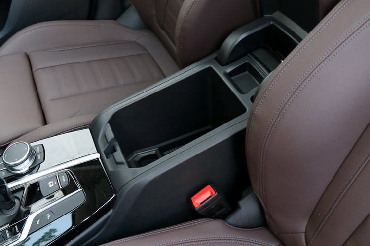 前排中央扶手箱