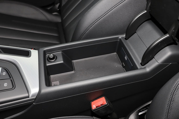 前排中央扶手箱