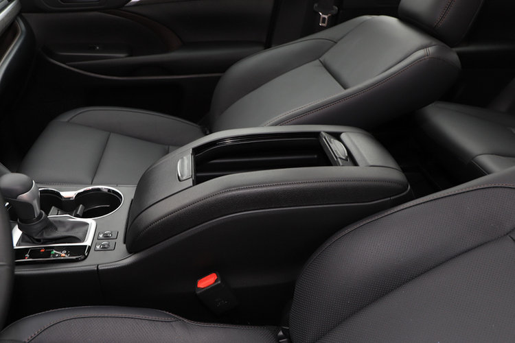 前排中央扶手箱